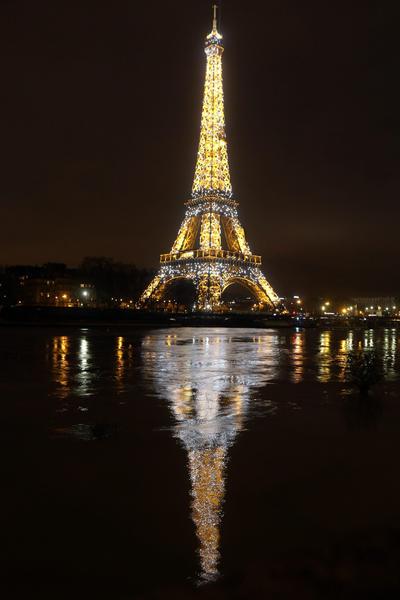 La Torre Eiffel Illuminata Si Riflette Sulla Senna A Parigi Curiosita Ansa It