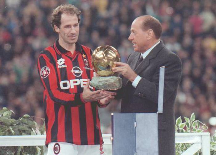 Franco Baresi premiato il 29 ottobre 1997 allo stadio Meazza dal presidente del Milan Silvio  Berlusconi con un pallone d'oro. (foto: ANSA )
