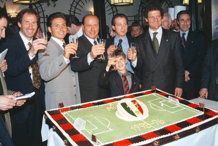 Il brindisi durante la cena organizzata dal Milan la sera dell'11 maggio 1996 per festeggiare la  vittoria del campionato di calcio 95/96. Da sinistra Franco Baresi; Piersilvio, Silvio, Paolo e il  piccolo Luigi Berlusconi; Fabio Capello. (foto: ANSA)