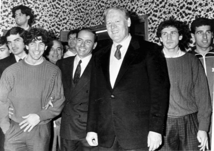 1 marzo 1986. Pochi giorni dopo aver acquistato la societa', Berlusconi a Milanello con Di  Bartolomei, Paolo Rossi, Liedholm, Franco Baresi e Tassotti (foto: ANSA)