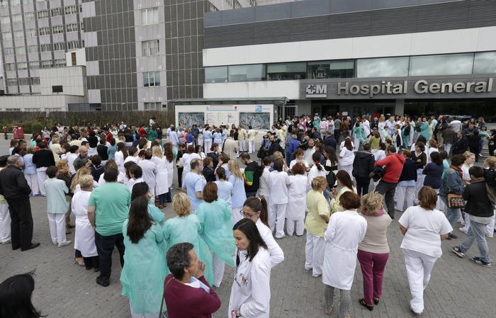 Le proteste davanti all'ospedale