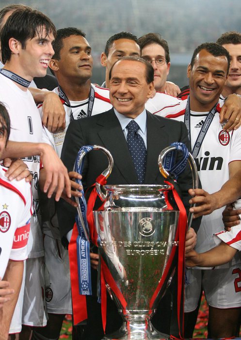 Il presidente del Milan Berlusconi con i giocatori dopo la vittoria della Champions, nella finale di  Atene, il 23 maggio 2007 (foto: EPA)