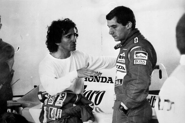 Alain Prost (S) e Ayrton Senna discutono della nuova McLaren sul circuito di Imola il 23 marzo 1988 (foto: ANSA)
