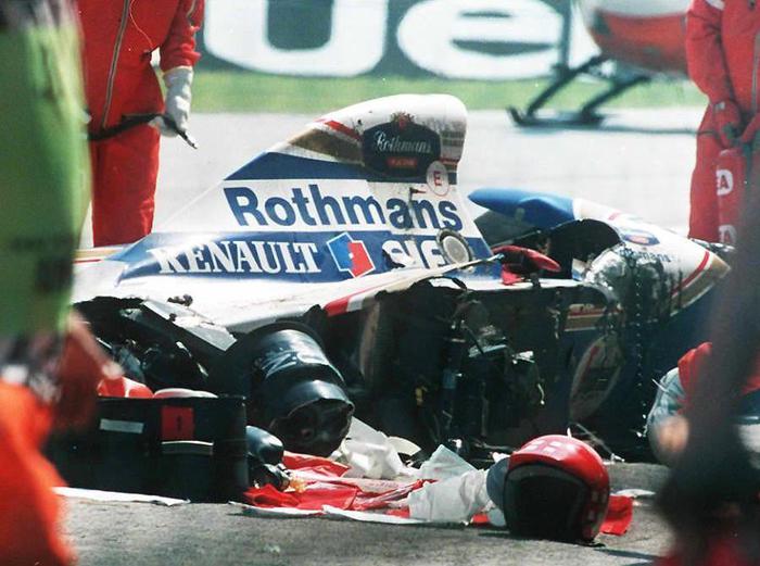 La Williams di Ayrton Senna dopo l'incidente che provoco' la morte del pilota brasiliano sul  circuito di Imola, 1 maggio 1994. (foto: ANSA)