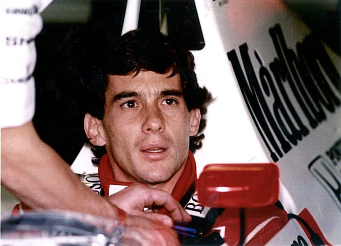 Una foto d'archivio del pilota brasiliano Ayrton Senna all'interno della sua McLaren (foto: EPA)