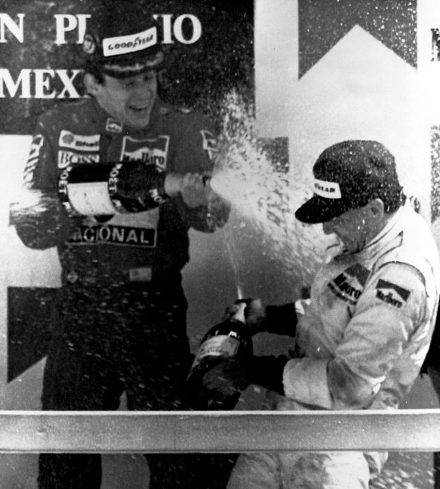 Un'immagine d'archivio, datata 28 maggio 1989, mostra Michele Alboreto (D) sul podio del Gran Premio  del Messico insieme con Ayrton Senna (foto: ANSA)