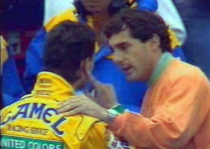 Michael Schumacher (S) e Ayrton Senna discutono animatamente dopo che il pilota tedesco aveva  tamponato il brasiliano durante il Gran Premio di Francia nel 1992 (foto: ANSA)