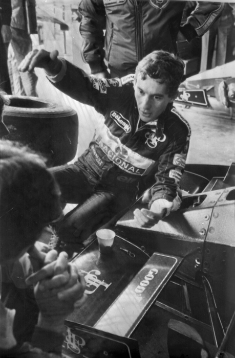 Iil brasiliano Ayrton Senna discute con i meccanici durante una sosta ai box al Gran Premio di  Imola, il 26 aprile 1986 (foto: ANSA)