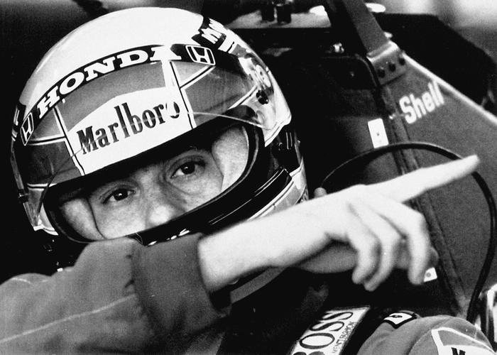 Ayrton Senna durante una pausa ai box indica alcuni inconvenienti rilevati durante le prove del Gran  Premio di Monza, 18 agosto 1989 (foto: ANSA)