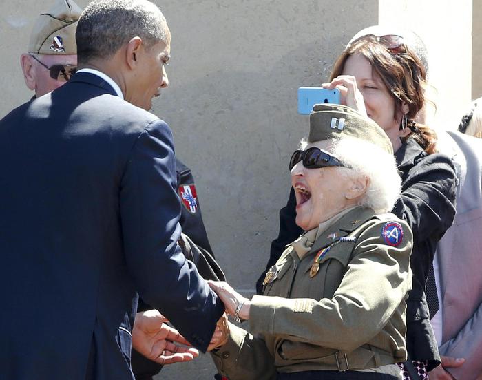 Obama con una veterana (foto: EPA)