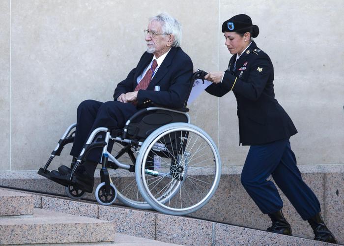 Un veterano della II Guerra Mondiale alle celebrazioni (foto: EPA)
