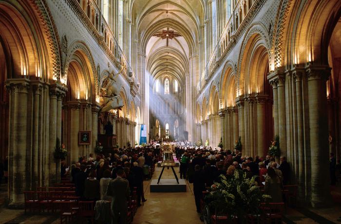 Veterani nella cattedrale di Bayeux (foto: EPA)