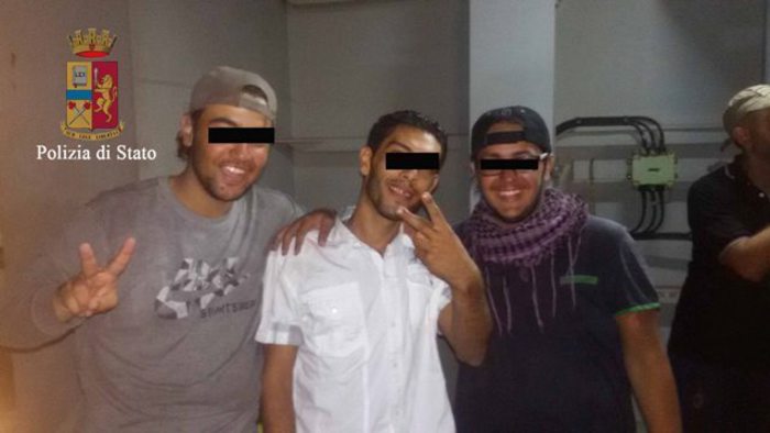 Scafisti traditi da selfie: arrestati sette egiziani$
