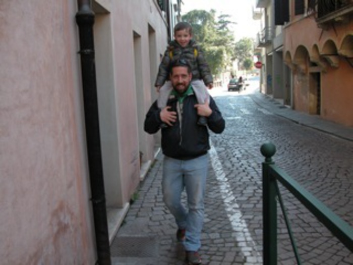 Giuseppe Di Caprio - A passeggio per il centro di Treviso. Festa del Papà ma anche di Massimiliano che il 23.03 compie tre anni. (foto: ANSA)
