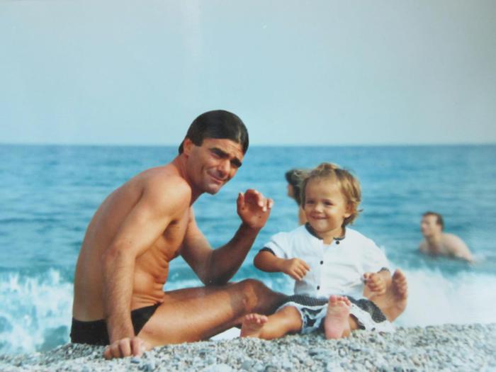 Siderno Marina (Rc) - Claudia Cannat con il papà nell'agosto del 1989 (foto: ANSA)