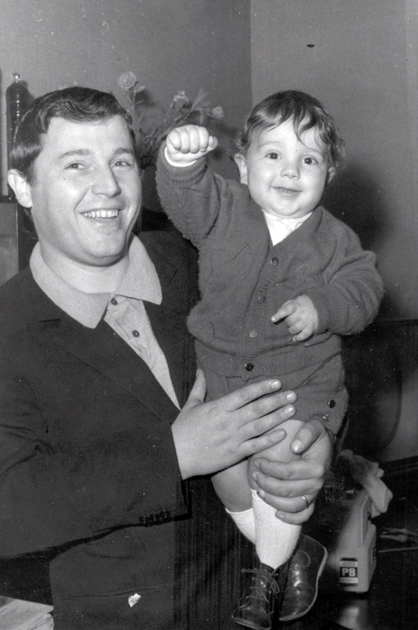 Maurizio Poggiali con il papà suo grande sostenitore nel 1966 (foto: Ansa)