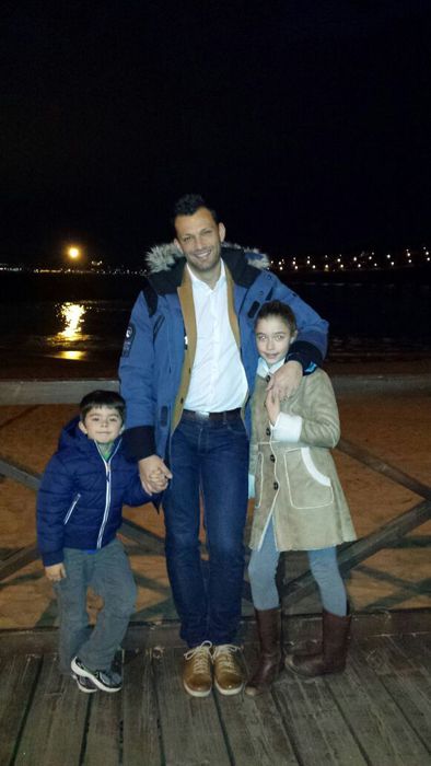 Massimiliano Ravagnan con i figli a La Coruna in Spagna (foto: ANSA)