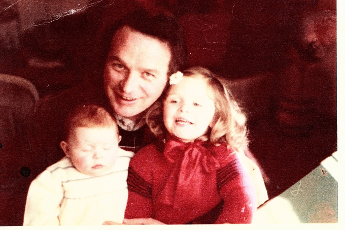 Elisa Brignoli: 'Mio padre mi piace ricordarlo così, sorridente con me e mia sorella in braccio'. 1972, Trescore Balneario (Bg) (foto: ANSA)