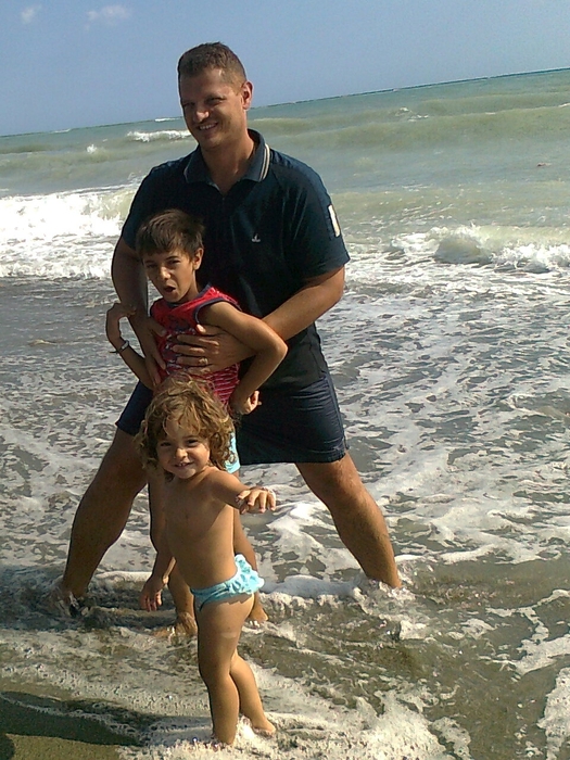 Benedetta e Francesco, con il papà Vincenzo, sulla bellissima  spiaggia di Calopezzati (CS) - Franca R. Mingrone (foto: ANSA)