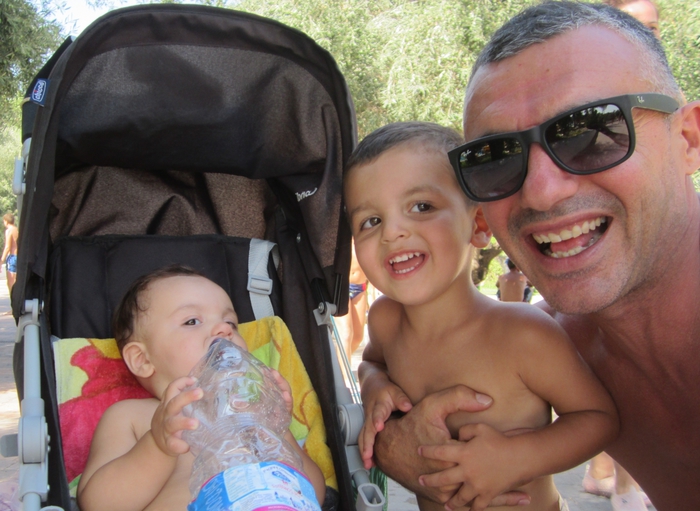 Giampaolo Pappalardo con i figli Giorgio e Gioele ('le mie gioie di vita') al parco di Etnaland a Catania, agosto 2014 (foto: ANSA)
