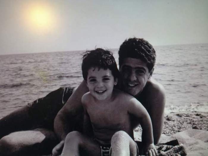 Alessandro De Vito sulla spiaggia di Brindisi con il figlio - Luglio 1997 (foto: ANSA)