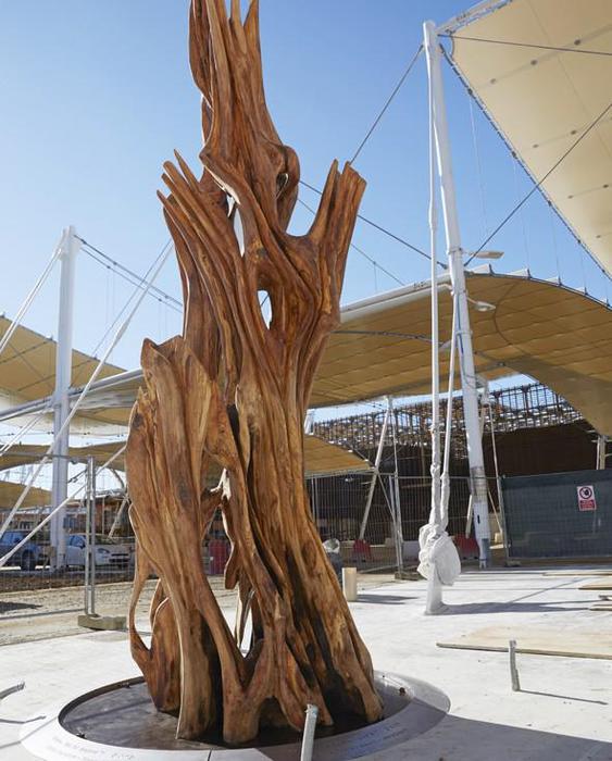 Una obra en madera de olivo que simboliza la vida (ANSA)