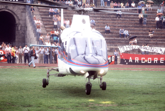 L'arrivo dell'elicottero con i giocatori del Milan sul terreno dell'Arena di Milano durante la  presentazione della squadra per la stagione 1986-1987 (foto: ANSA)