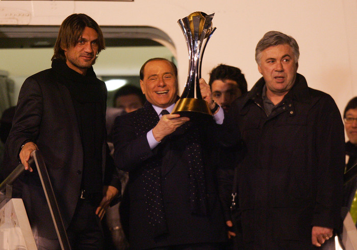 Il presidente del Milan, Silvio Berlusconi (C), alza la FIFA Club World Cup 2007, insieme al  capitano Paolo Maldini e all'allenatore Carlo Ancelotti, in una immagine del 17 dicembre 2007 (foto: ANSA)
