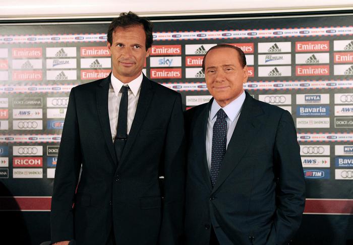 Il presidente del Milan, Silvio Berlusconi (D), con l'allenatore Massimiliano Allegri posano per una  foto durante il raduno della squadra a Milanello, in una immagine del 20 luglio 2010 (foto: ANSA)