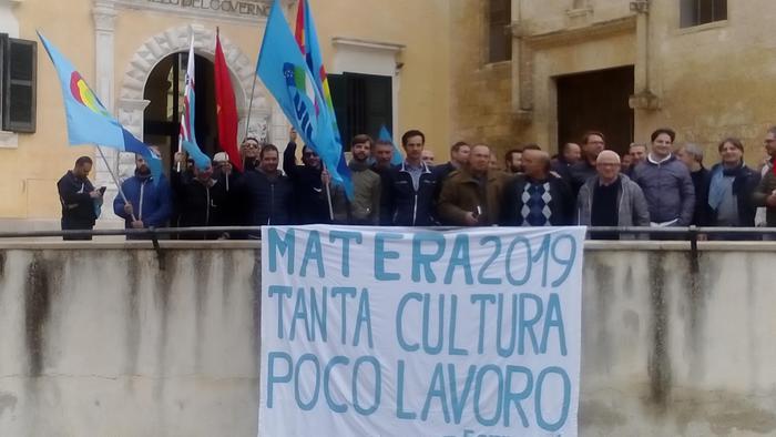 Matera, protesta dei lavoratori Ferrosud - ANSA.it