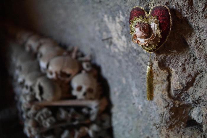 Il culto della morte nel cimitero delle Fontanelle di Napoli - Cronaca ... - ANSA.it