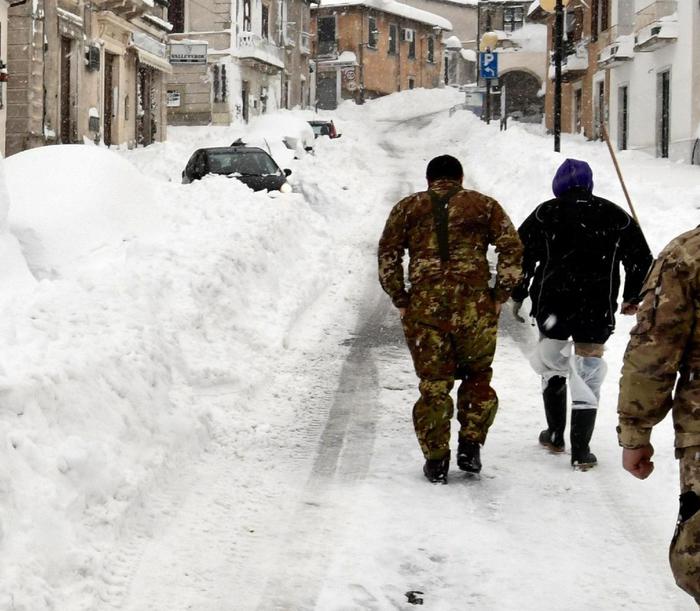 b38e97939150ad33141db73e9f23278b - Terremoto, paura per 4 forti scosse nel Centro Italia. Sommersi dalla neve: "Non riusciamo a scappare". Scuole evacuate