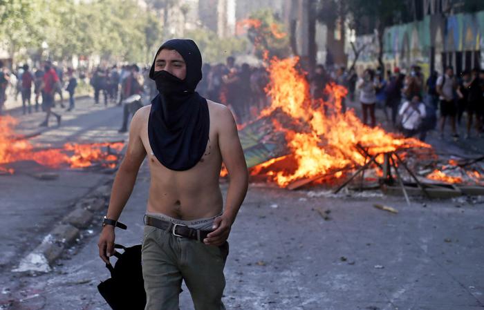 Risultati immagini per Cile: violenza e proteste non si arrestano, i morti salgono a 13