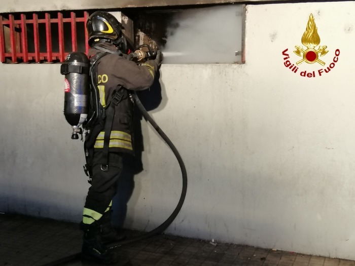 Incendio in un palazzo a Cagliari - Agenzia ANSA