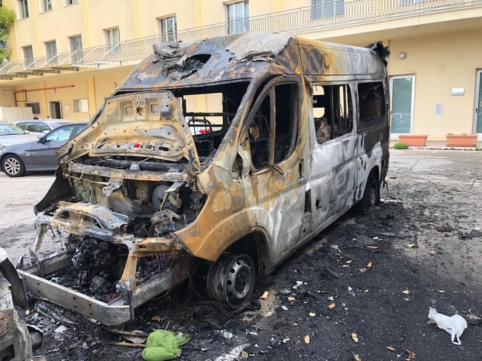 Incendiata ambulanza Cri a Taranto - Agenzia ANSA