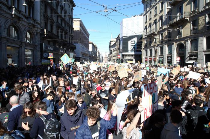 Thousands take to Italian streets demanding climate action - English