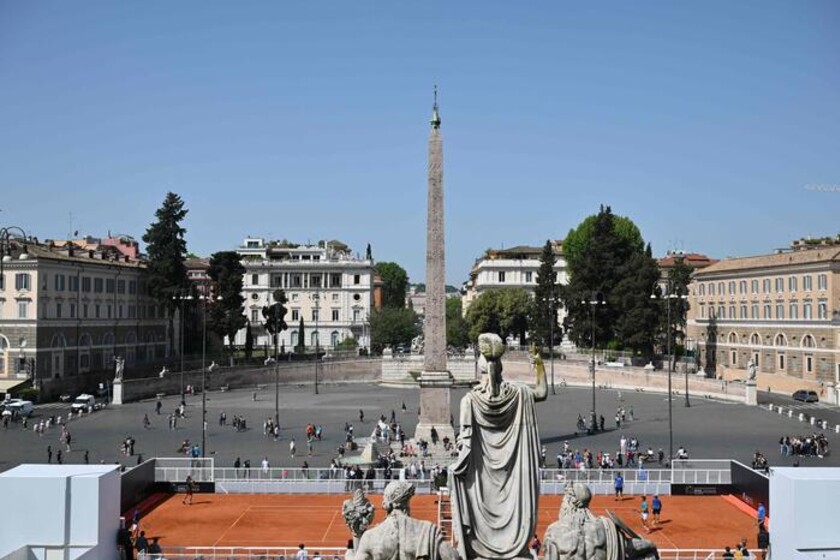 El tenis como atracción, una cancha de polvo de ladrillo en la Piazza del Popolo