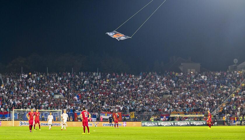 Il drone con la bandiera del Kosovo apparso il 14 ottobre 2014 allo stadio di Belgrado, durante la gara Serbia-Albania © ANSA/EPA