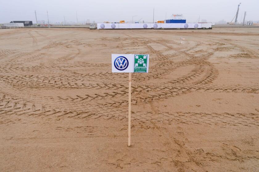 L 'area dove sorgerà il nuovo sito produttivo della Volkswagen a Bialezyce, vicino a Wrzesnia in Polonia, 13 novembre 2014. © ANSA/EPA