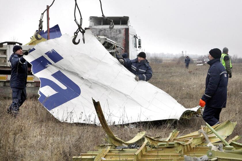 I resti dell 'aereo abbattuto in Ucraina vengono rimossi dal sito nel novembre 2014 © ANSA/EPA