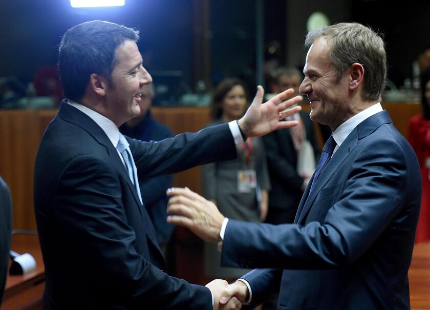 Matteo Renzi saluta il presidente del Consiglio europeo, il polacco Donald Tusk © ANSA/EPA
