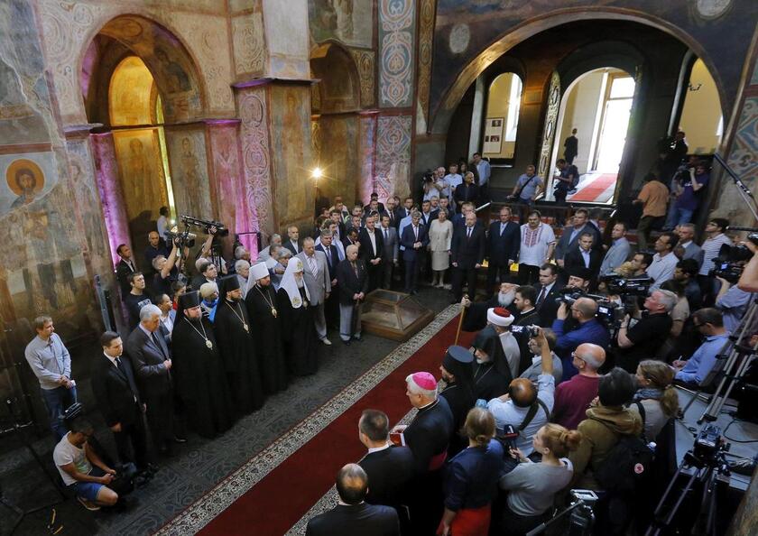 A general view of Ukrainian officials and candidates during a common multi-confessional prayer for peace at the Orthodox Saint Sophia Cathedral, in Kiev, Ukraine, 24 May 2014 © ANSA/EPA