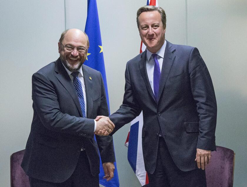 Il presidente del Pe, Martin Schulz, con il premier britannico David Cameron © ANSA/EPA