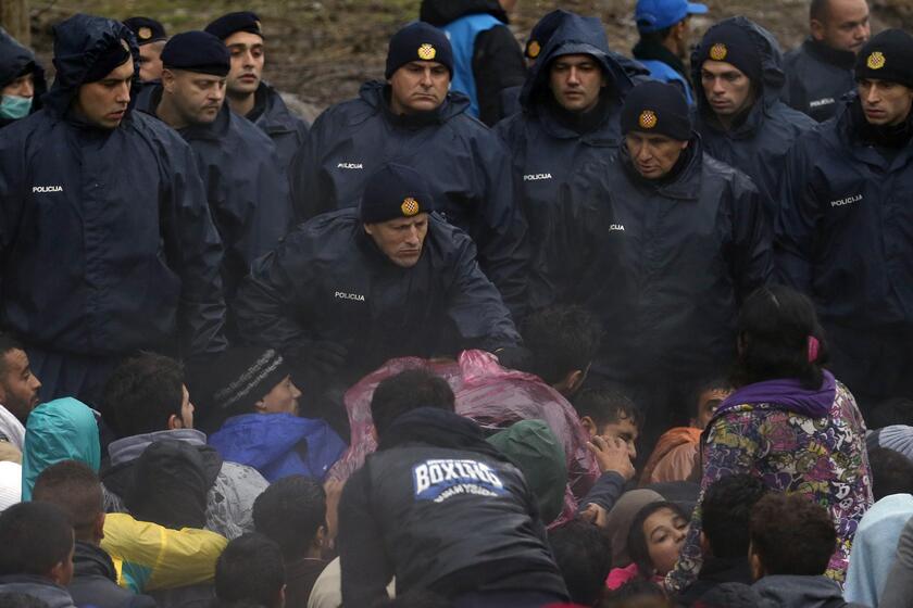 Migranti: centinaia sotto la pioggia tra Croazia e Slovenia © ANSA/AP