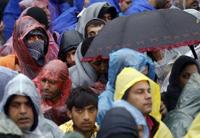 Migranti: centinaia sotto la pioggia tra Croazia e Slovenia © ANSA/AP