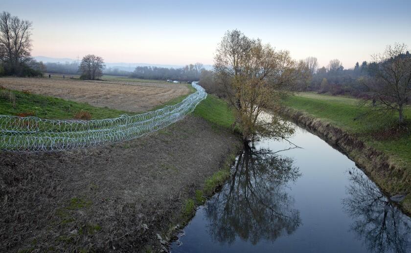 Slovenia starts building fence along border with Croatia © ANSA/AP