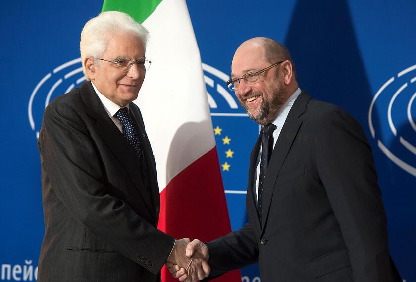 Mattarella accolto dal presidente del Parlamento Ue, Martin Schulz - RIPRODUZIONE RISERVATA