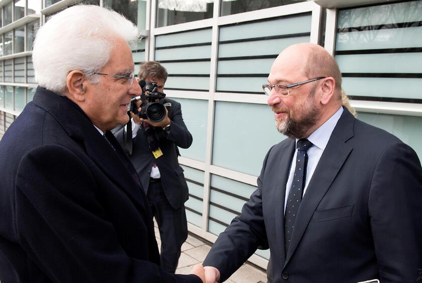 Mattarella accolto dal presidente del Parlamento Ue, Martin Schulz - RIPRODUZIONE RISERVATA