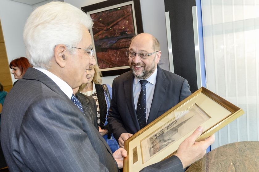 Mattarella riceve in regalo un quadro da parte del presidente del Parlamento Schulz © Parlamento Ue - RIPRODUZIONE RISERVATA