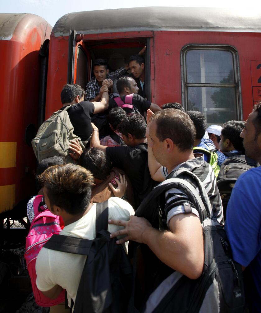 Macedonia: scene drammatiche immigrati che assaltano treni © ANSA/AP